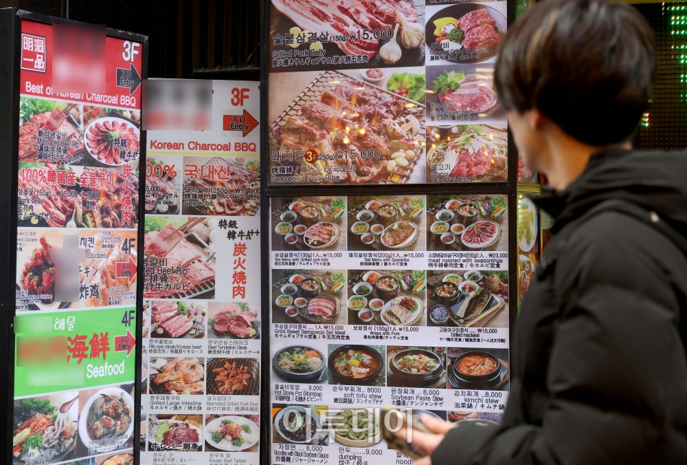 ▲지난 달에도 외식 물가 상승률이 전체 평균을 웃돌아 이 같은 현상이 3년 가까이 지속되고 있다. 7일 통계청 국가통계포털에 따르면 2월 외식 물가 상승률은 3.8%로 전체 평균(3.1%)보다 0.7%포인트 높았다. 이런 현상은 2021년 6월부터 33개월 연속 이어지는 중으로 그만큼 외식이 소비자물가 품목 중에서 부담이 크다는 이야기다. 이날 서울의 한 거리에 외식 메뉴판이 게시돼 있다. 신태현 기자 holjjak@ (이투데이DB)