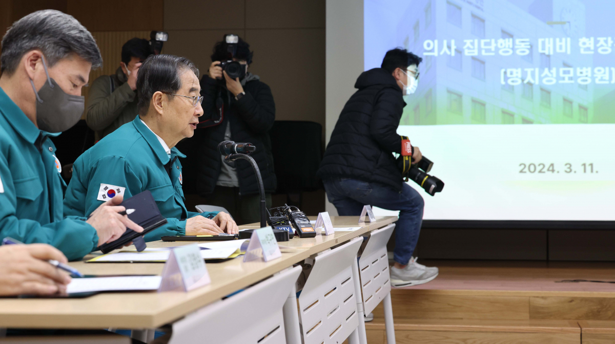 ▲한덕수 국무총리가 의사집단행동 대비 현장점검차 11일 서울 영등포구 명지성모병원을 찾아 모두발언을 하고 있다. 신태현 기자 holjjak@