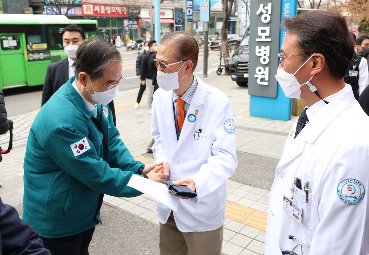 ▲한덕수(왼쪽) 국무총리가 의사집단행동 대비 현장점검차 11일 서울 영등포구 명지성모병원을 찾아 허춘웅 회장과 인사하고 있다. 신태현 기자 holjjak@