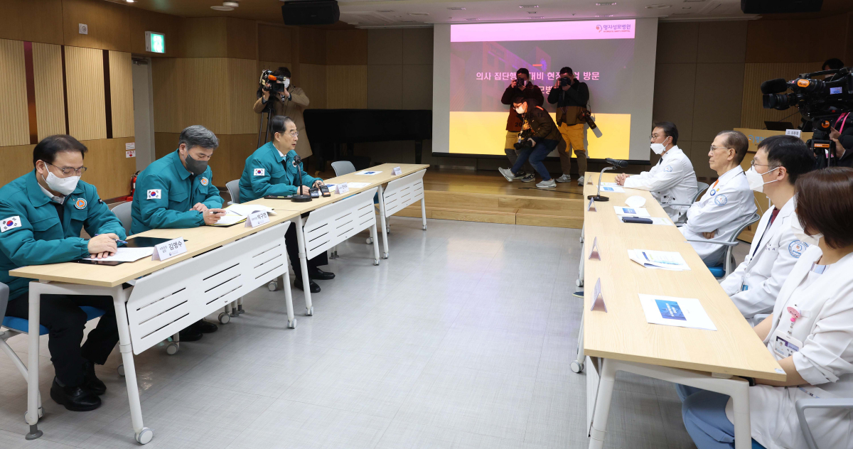 ▲한덕수 국무총리가 의사집단행동 대비 현장점검차 11일 서울 영등포구 명지성모병원을 찾아 모두발언을 하고 있다. 신태현 기자 holjjak@