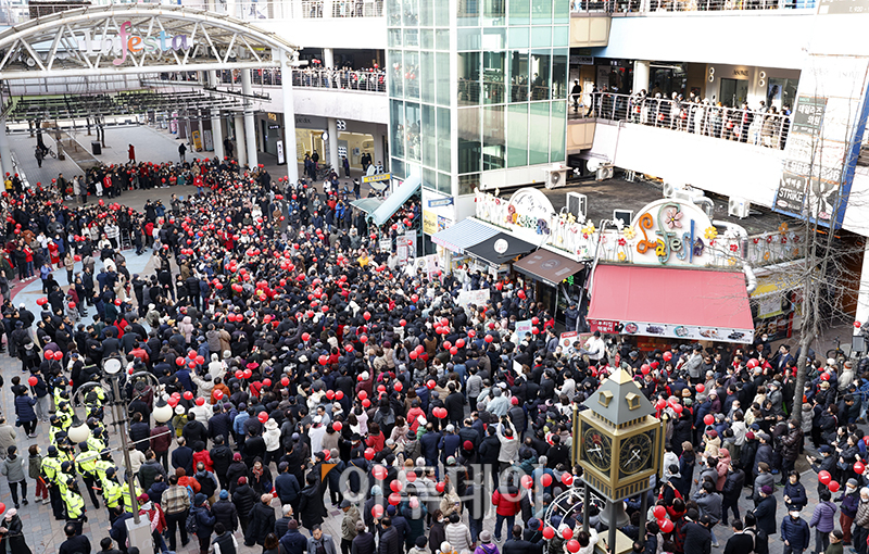 ▲한동훈 국민의힘 비상대책위원장이 11일 경기 고양 일산동구 라페스타를 찾은 가운데 광장이 시민들과 당원들로 북적이고 있다.