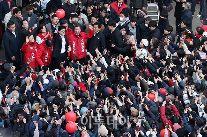 ▲한동훈 국민의힘 비상대책위원장이 11일 경기 고양 일산동구 라페스타를 찾아 시민들과 당원들에게 인사하고 있다.