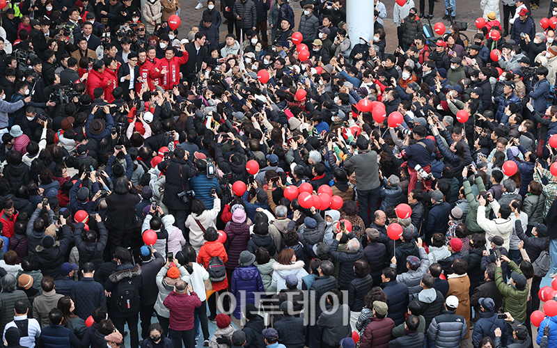 ▲한동훈 국민의힘 비상대책위원장이 11일 경기 고양 일산동구 라페스타를 찾아 시민들과 당원들에게 인사하고 있다.