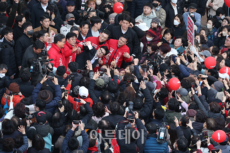 ▲한동훈 국민의힘 비상대책위원장이 11일 경기 고양 일산동구 라페스타를 찾아 시민들과 당원들과 기념사진을 찍고 있다.