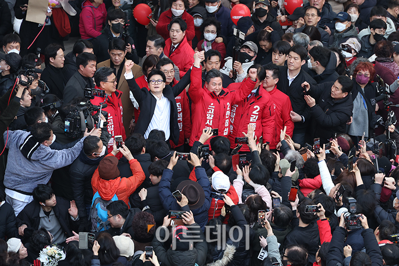 ▲한동훈 국민의힘 비상대책위원장이 11일 경기 고양 일산동구 라페스타를 찾아 시민들과 당원들에게 인사하고 있다.