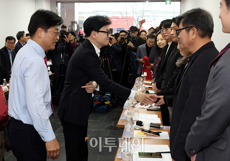 ▲한동훈 국민의힘 비상대책위원장이 11일 경기 고양 일산동구 라페스타에서 열린 경기-서울 리노베이션TF 경기 고양시 시민 간담회에서 참석자들과 악수하고 있다. 고이란 기자 photoeran@