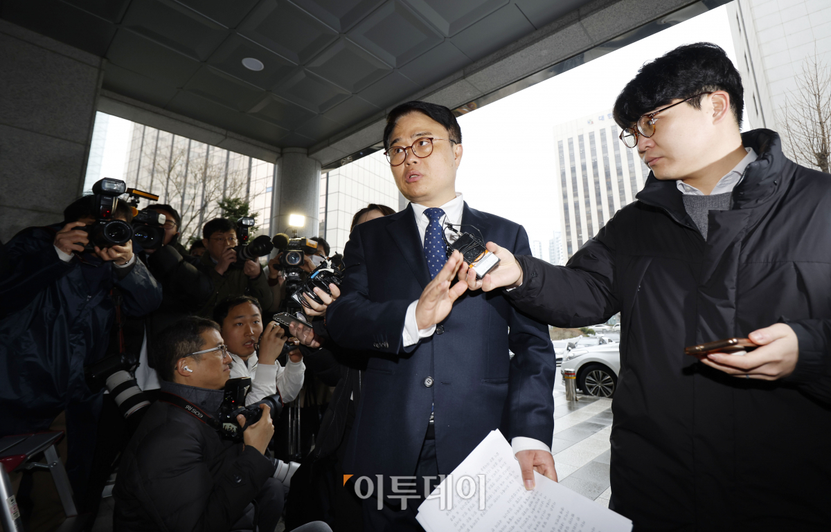 ▲임현택 대한소아청소년과의사회장이 12일 오전 서울 마포구 서울경찰청 공공범죄수사대에 전공의 파업 관련 조사를 받기 위해 출석하고 있다. 조현호 기자 hyunho@