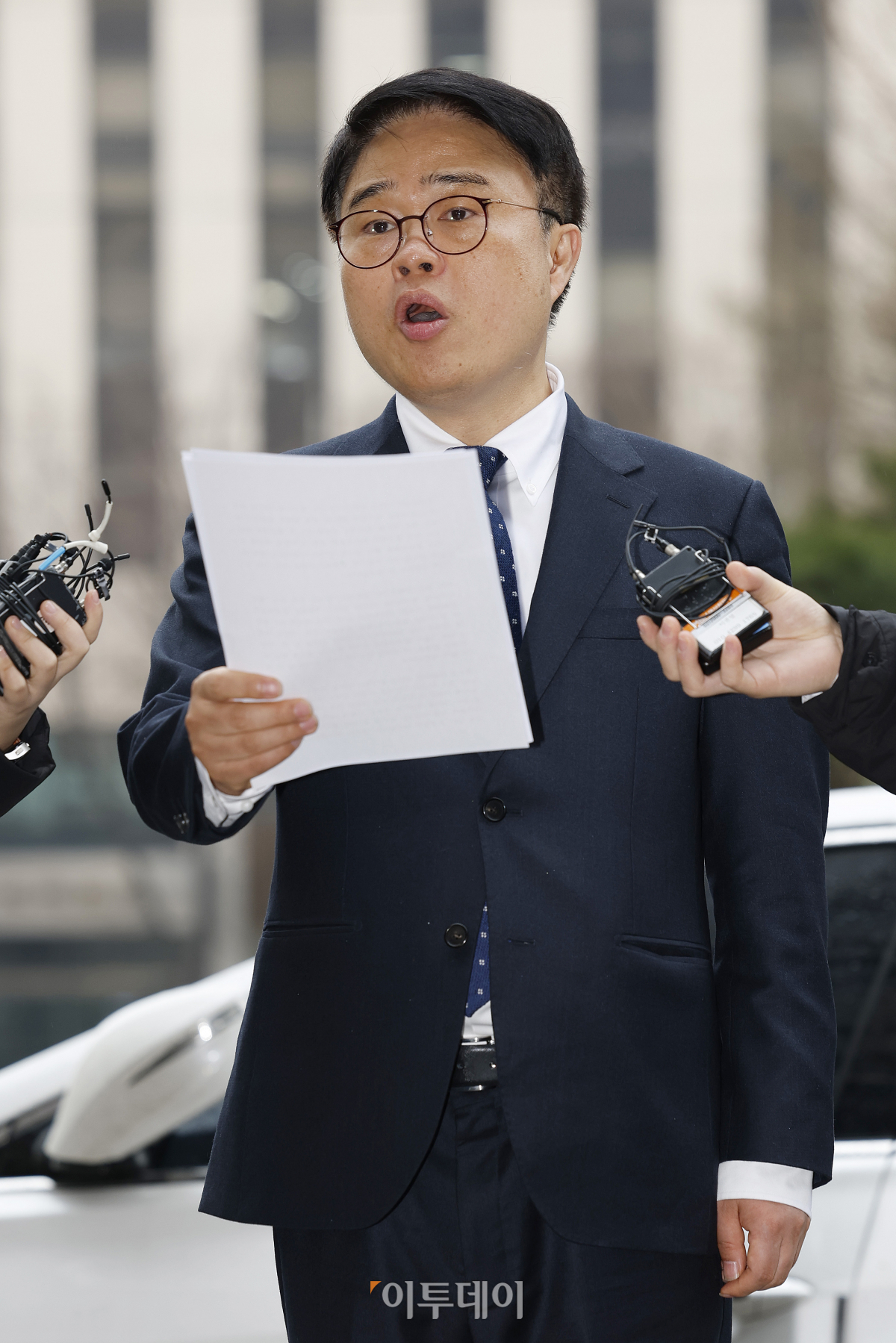 ▲임현택 대한소아청소년과의사회장이 12일 오전 서울 마포구 서울경찰청 공공범죄수사대에 전공의 파업 관련 조사를 받기 위해 출석하며 입장을 밝히고 있다. 조현호 기자 hyunho@