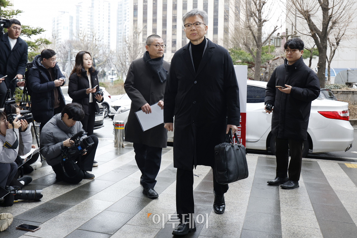 ▲대한의사협회 비상대책위원회 김택우(가운데) 위원장과 박명하(왼쪽) 조직위원장이 12일 오전 서울 마포구 서울경찰청 공공범죄수사대에 전공의 파업 관련 조사를 받기 위해 출석하고 있다. 조현호 기자 hyunho@