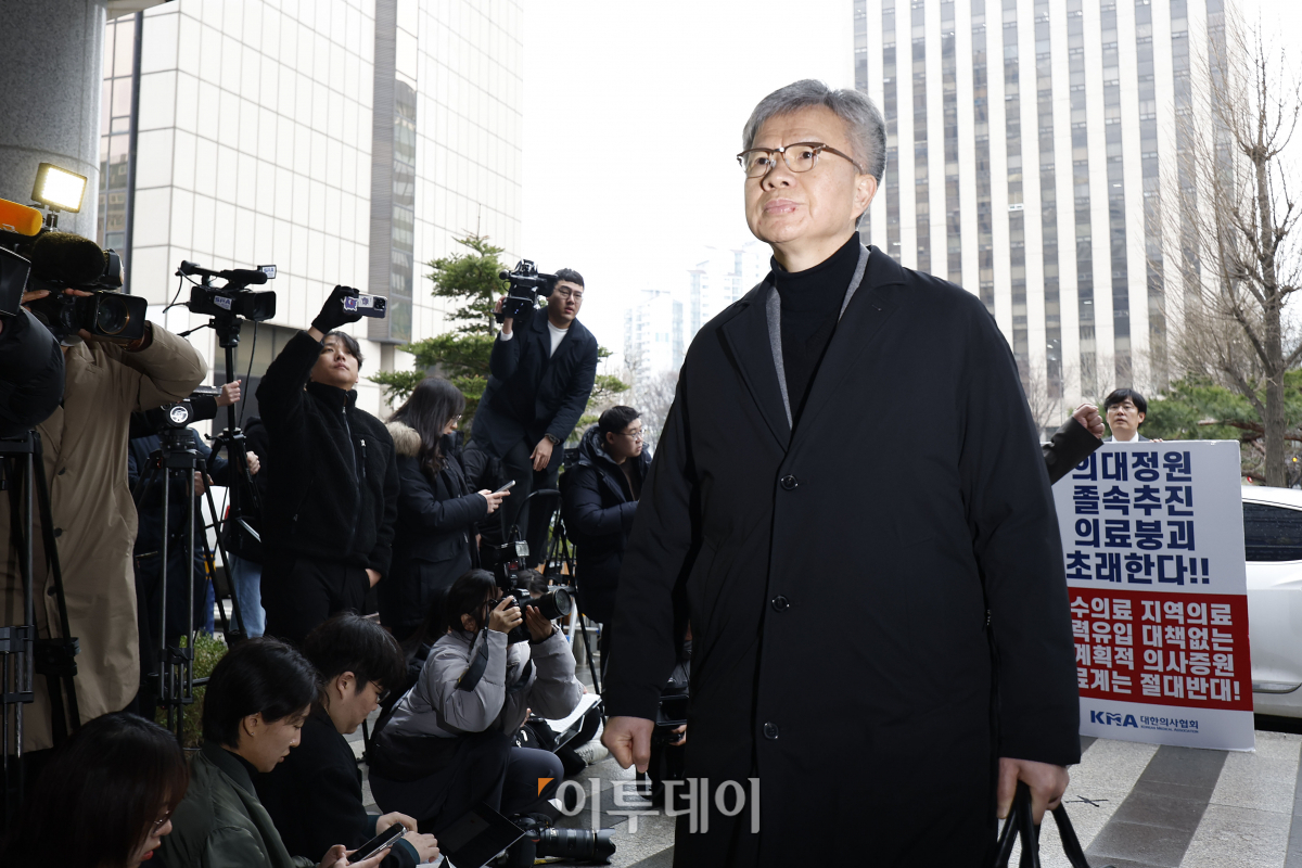 ▲김택우 대한의사협회 비상대책원회 위원장이 12일 오전 서울 마포구 서울경찰청 공공범죄수사대에 전공의 파업 관련 조사를 받기 위해 출석하고 있다. 조현호 기자 hyunho@