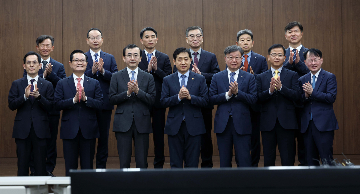 ▲김주현(앞줄 가운데) 금융위원장 등이 12일 서울 중구 은행회관에서 열린 서민·소상공인 신속 신용회복지원 시행 행사에서 기념촬영을 하고있다. 신태현 기자 holjjak@
