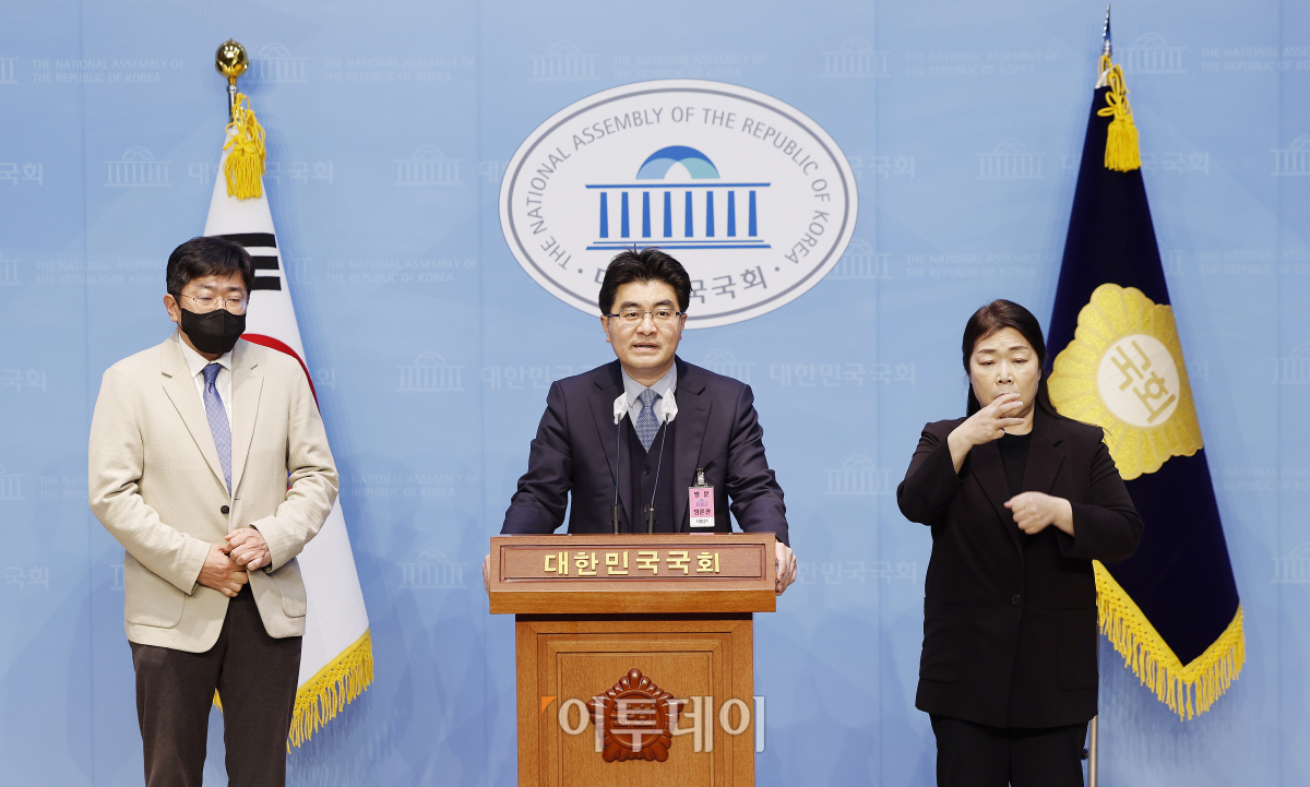 ▲방재승 서울대 의대 교수협의회 비상대책위워장이 12일 서울 여의도 국회에서 의대 정원 증원 관련 기자회견을 하고 있다. 조현호 기자 hyunho@