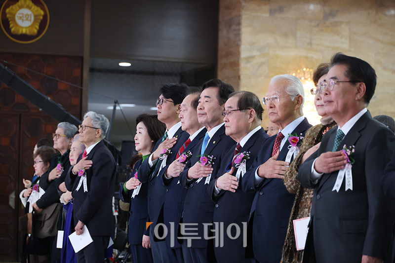 ▲김진표 국회의장이 12일 서울 여의도 국회 중앙홀에서 열린 대한민국국회, 임시의정원 개원 105주년 기념식에서 정대철 대한민국헌정회장을 비롯한 참석자들과 국민의례를 하고 있다.