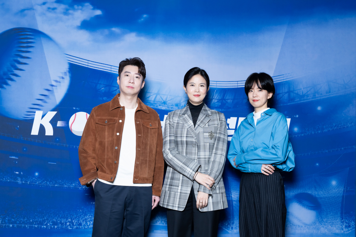 ▲12일 서울 CJ ENM 사옥에서 열린 ‘티빙 K-볼 서비스 설명회’에서 (왼쪽부터) 전택수 최고제품책임자(CPO), 최주희 대표(CEO), 이현진 최고전략책임자(CSO)가 기념사진을 찍고 있다.  (사진제공=티빙)