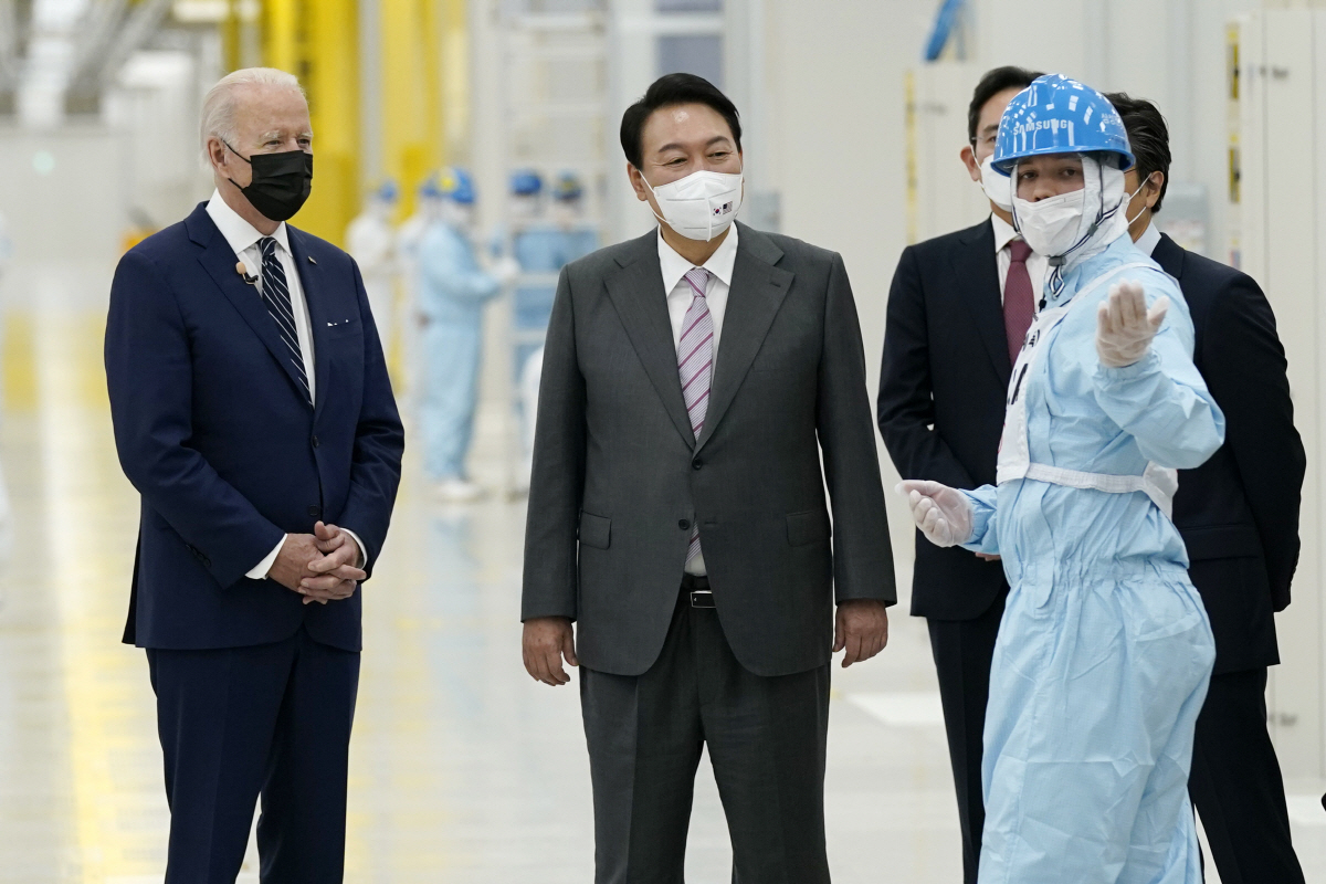 ▲조 바이든(왼쪽) 미국 대통령과 윤석열 대통령이 2022년 5월 20일 삼성전자 평택공장에서 설명을 듣고 있다. 평택/AP뉴시스
