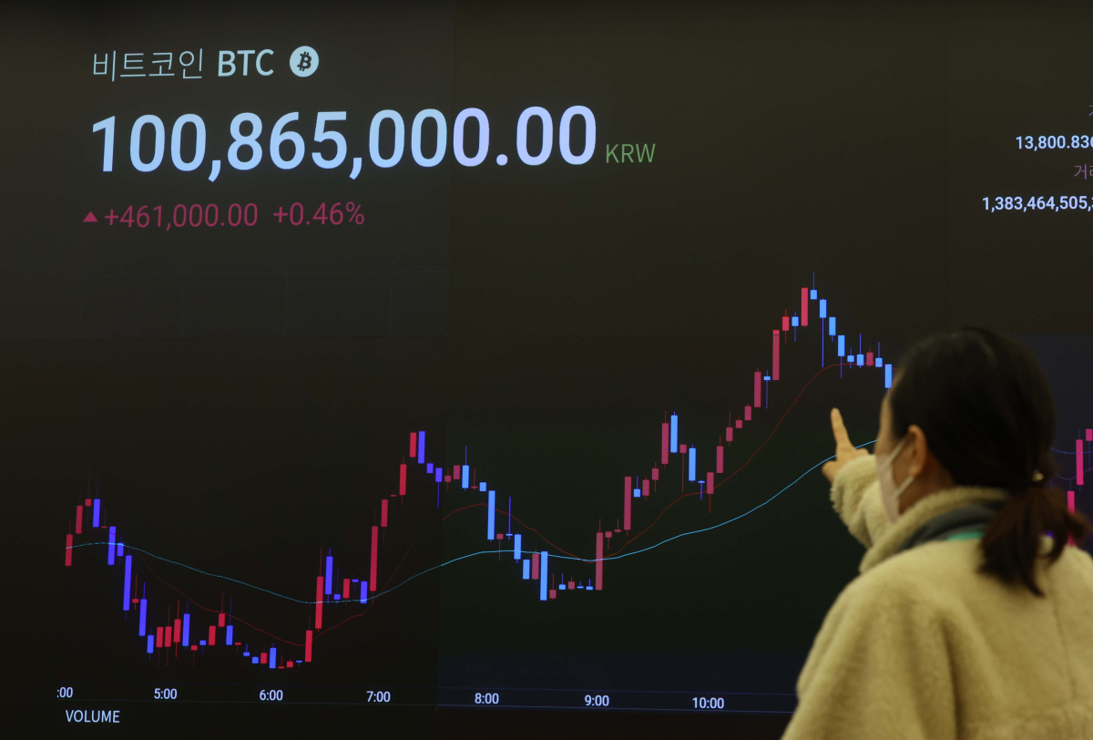 ▲비트코인 가격이 1억원을 넘어서며 연일 급등세를 보이는 가운데 12일 서울 강남구 업비트 전광판에 비트코인 등 가상자산 실시간 거래가격이 표시되고 있다. 신태현 기자 holjjak@