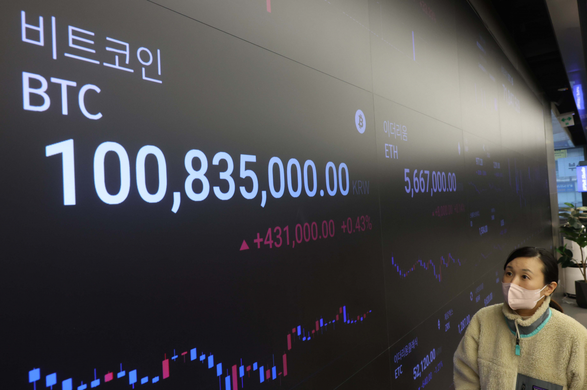 ▲비트코인 가격이 1억원을 넘어서며 연일 급등세를 보이는 가운데 12일 서울 강남구 업비트 전광판에 비트코인 등 가상자산 실시간 거래가격이 표시되고 있다. 신태현 기자 holjjak@