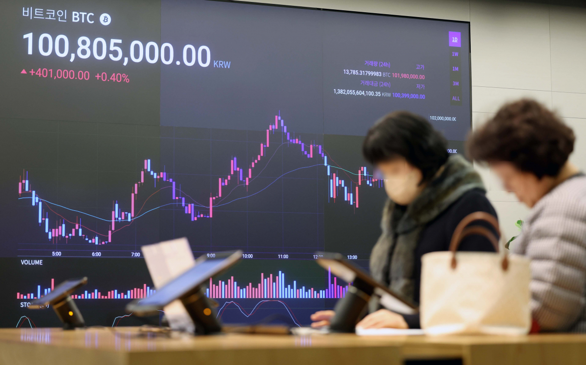 ▲비트코인 가격이 1억원을 넘어서며 연일 급등세를 보이는 가운데 12일 서울 강남구 업비트 전광판에 비트코인 등 가상자산 실시간 거래가격이 표시되고 있다. 신태현 기자 holjjak@