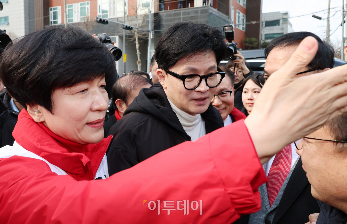 ▲한동훈 국민의힘 비상대책위원장이 12일 오후 서울 영등포구 타임스퀘어 광장에 도착해 김영주 영등포갑 후보의 안내를 받으며 무대로 향하고 있다. 조현호 기자 hyunho@