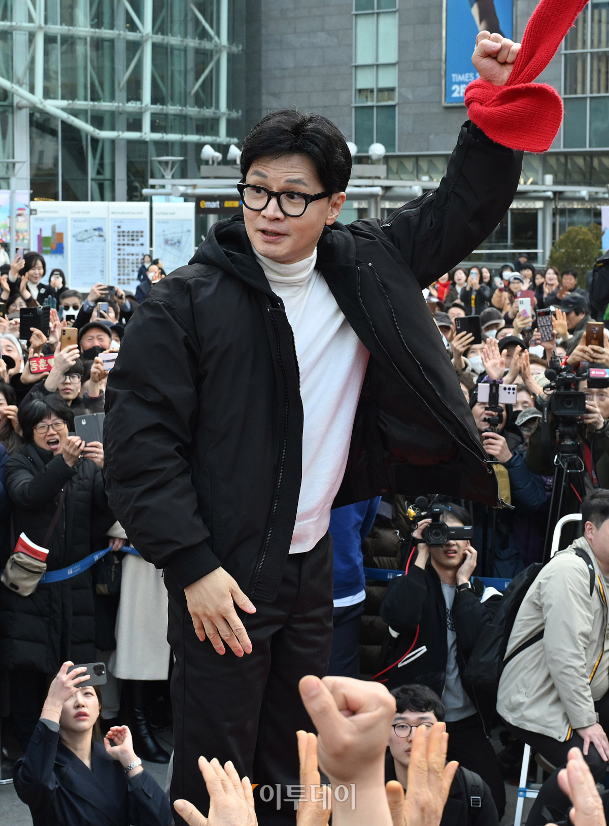 ▲한동훈 국민의힘 비상대책위원장이 12일 서울 영등포구 타임스퀘어 광장에서 시민들과 인사를 하고 있다. 조현호 기자 hyunho@