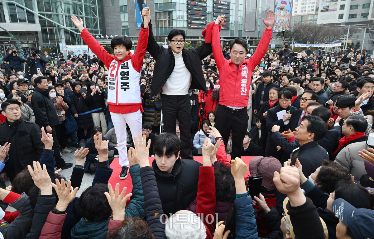 ▲한동훈 국민의힘 비대위원장이 12일 오후 김영주, 박용찬 후보와 함께 서울 영등포구 타임스퀘어 광장에서 시민들에게 인사를 하고 있다. 조현호 기자 hyunho@