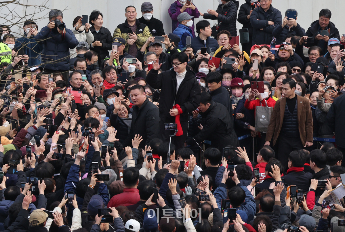 ▲한동훈 국민의힘 비상대책위원장이 12일 서울 영등포구 타임스퀘어 광장에서 시민들과 인사를 나누고 있다. 조현호 기자 hyunho@