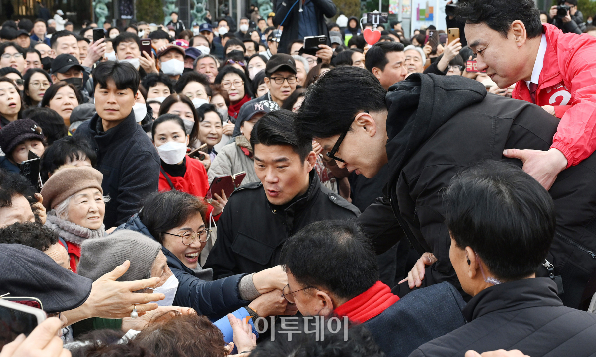 ▲한동훈 국민의힘 비상대책위원장이 12일 서울 영등포구 타임스퀘어 광장에서 시민들과 인사를 나누고 있다. 조현호 기자 hyunho@