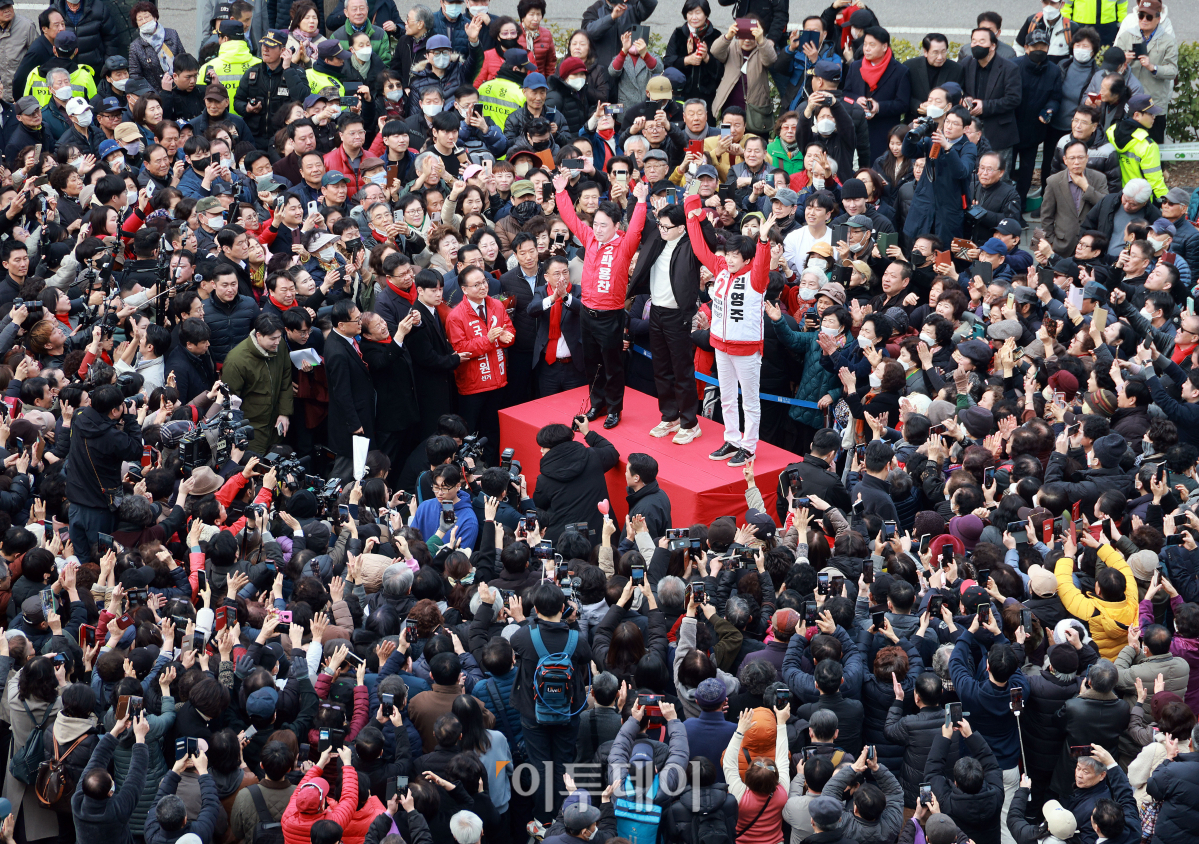 ▲한동훈 국민의힘 비상대책위원장이 12일 서울 영등포구 타임스퀘어 광장에서 시민들에게 인사를 하고 있다. 조현호 기자 hyunho@