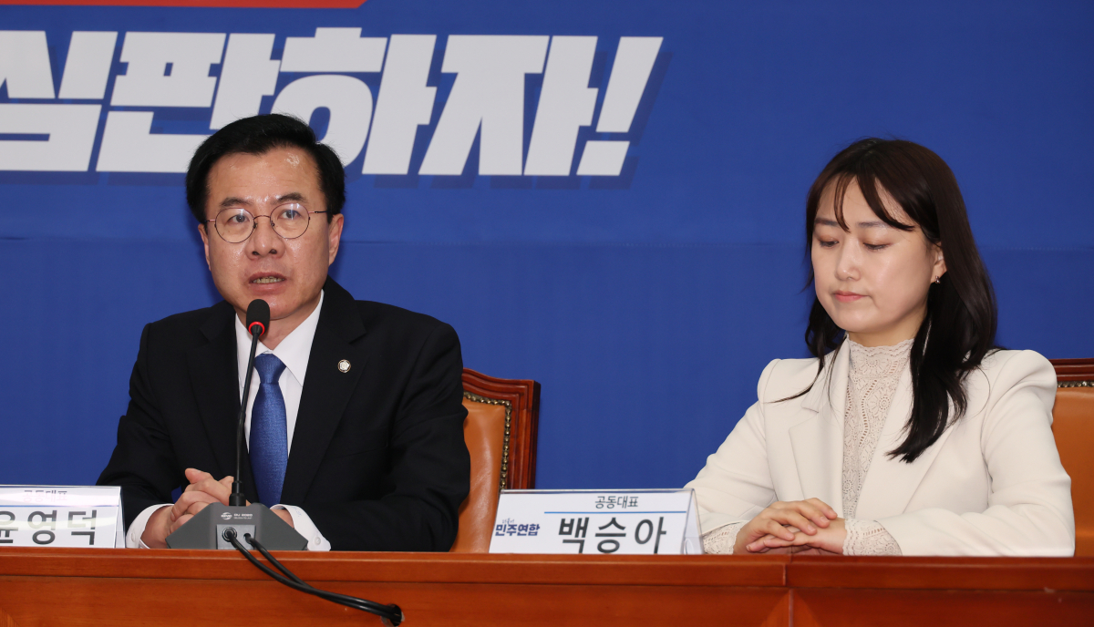 ▲<YONHAP PHOTO-2571> 발언하는 윤영덕 공동대표    (서울=연합뉴스) 이정훈 기자 = 더불어민주연합 윤영덕 공동대표가 5일 국회에서 더불어민주당 이재명 대표를 예방해 발언하고 있다. 2024.3.5    uwg806@yna.co.kr/2024-03-05 12:15:44/<저작권자 ⓒ 1980-2024 ㈜연합뉴스. 무단 전재 재배포 금지, AI 학습 및 활용 금지>
