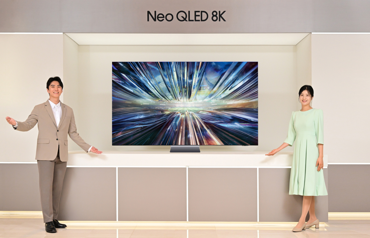 ▲삼성전자 모델이 역대급 성능의 '3세대 AI 8K 프로세서'를 탑재한 2024년형 Neo QLED 8K TV 신제품을 소개하고 있다. (사진제공=삼성전자)