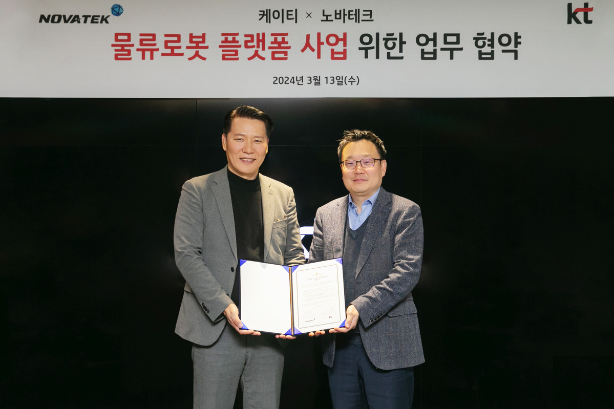 ▲KT AI 로봇사업단 이상호 단장(오른쪽)과 노바테크 송동석 대표(왼쪽)가 13일 ‘물류로봇 플랫폼사업’을 위한 업무협약 체결 후 기념사진 촬영에 임하고 있다. (사진제공=KT)