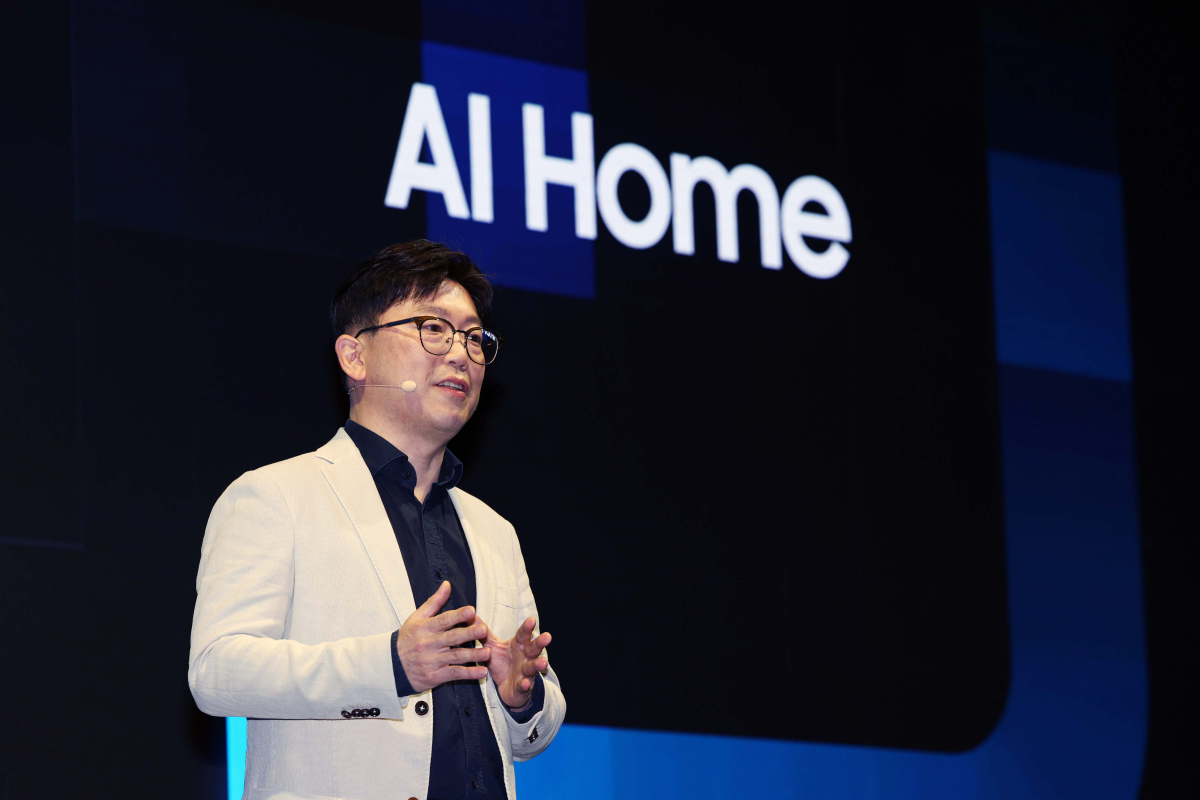 ▲13일 서울 서초구 삼성전자 서초사옥에서 열린 삼성전자 ‘언박스(Unbox) & 디스커버(Discover) 2024’에서 용석우 삼성전자 영상디스플레이사업부 사장이  2024년형 네오 QLED 8K TV 등 신제품을 소개하고 있다. 삼성전자는 2024년형 ‘네오 QLED 8K’에 역대 삼성 TV 프로세서 중 가장 강력한 성능을 지닌 ‘3세대 AI(인공지능) 8K 프로세서’를 탑재했다고 밝히며 전년 대비 8배 많은 512개 신경망과 2배 빠른 NPU(신경망처리장치)를 갖췄다고 설명했다. 신태현 기자 holjjak@