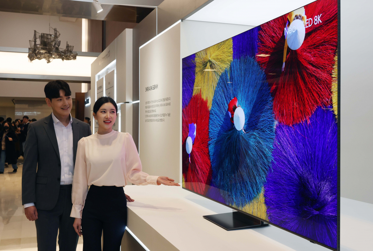 ▲13일 서울 서초구 삼성전자 서초사옥에서 열린 삼성전자 ‘언박스(Unbox) & 디스커버(Discover) 2024’에서 모델들이  2024년형 네오 QLED 8K TV 신제품을 공개하고 있다. 삼성전자는 2024년형 ‘네오 QLED 8K’에 역대 삼성 TV 프로세서 중 가장 강력한 성능을 지닌 ‘3세대 AI(인공지능) 8K 프로세서’를 탑재했다고 밝히며 전년 대비 8배 많은 512개 신경망과 2배 빠른 NPU(신경망처리장치)를 갖췄다고 설명했다. 신태현 기자 holjjak@