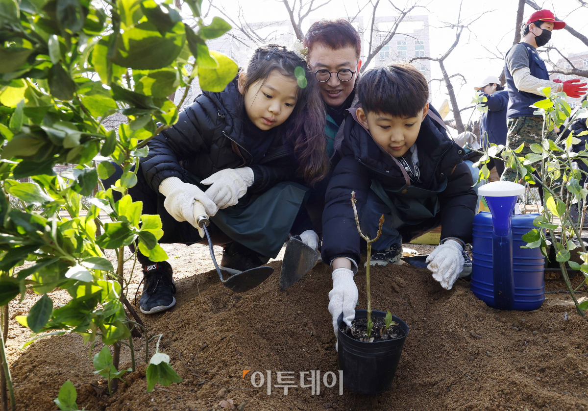 ▲식목일을 한 달여 앞둔 13일 서울 영등포구 안양천 일대에서 열린 구민과 함께하는 제79회 식목일 릴레이 나무심기 행사에서 아이들이 나무를 심고 있다. 조현호 기자 hyunho@