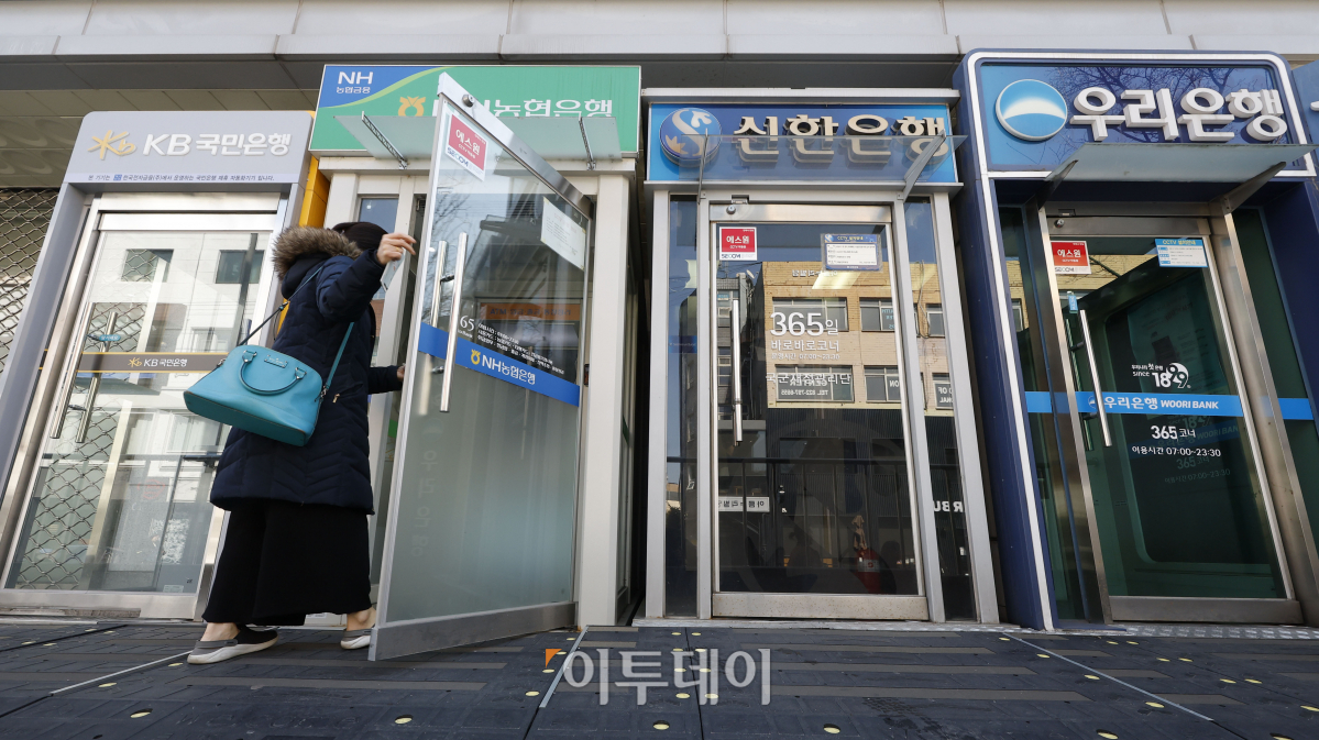 ▲현금자동인출기(CD)와 현금자공입출금기(ATM) 이용액이 19년만에 최저 수준으로 감소했다. 13일 한국은행 경제통계시스템에 따르면 'CD 공동망'을 통한 계좌이체와 현금인출 등의 금액은 지난 1월 14조8485억을 기록했다. 이는 2005년 2월의 14조5316억원 이후 19년만에 최저치다. 지난 1월 이용 건수도 2545만2300건에 그쳐, 지난해 2월(2515만1100건) 한 달을 제외하면 2000년 1월(2520만400건) 이후 24년 만에 가장 적었다. 이날 서울 시내 시중은행의 현금자동입출금기 모습. 조현호 기자 hyunho@