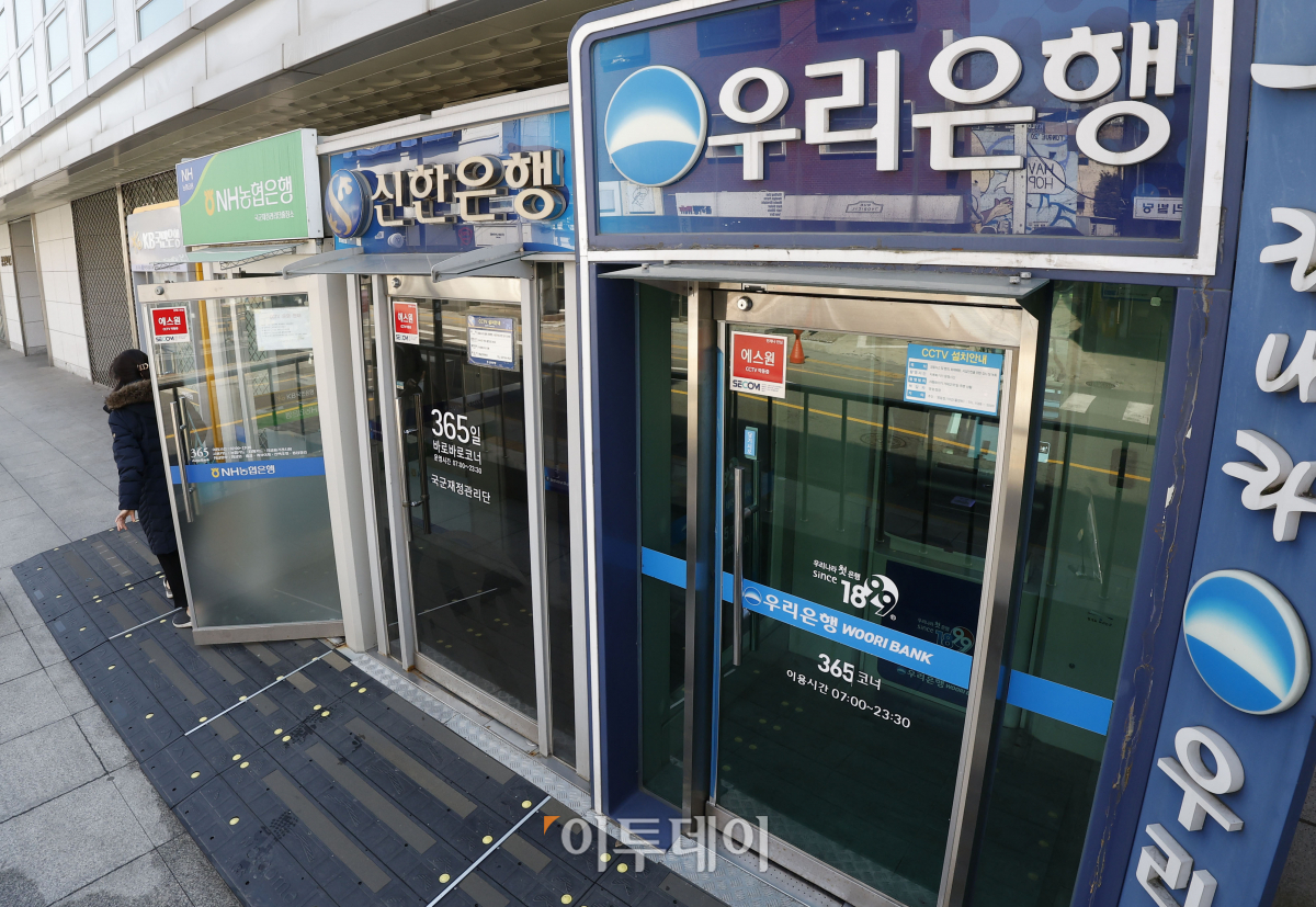 ▲현금자동인출기(CD)와 현금자공입출금기(ATM) 이용액이 19년만에 최저 수준으로 감소했다. 13일 한국은행 경제통계시스템에 따르면 'CD 공동망'을 통한 계좌이체와 현금인출 등의 금액은 지난 1월 14조8485억을 기록했다. 이는 2005년 2월의 14조5316억원 이후 19년만에 최저치다. 지난 1월 이용 건수도 2545만2300건에 그쳐, 지난해 2월(2515만1100건) 한 달을 제외하면 2000년 1월(2520만400건) 이후 24년 만에 가장 적었다. 이날 서울 시내 시중은행의 현금자동입출금기 모습. 조현호 기자 hyunho@