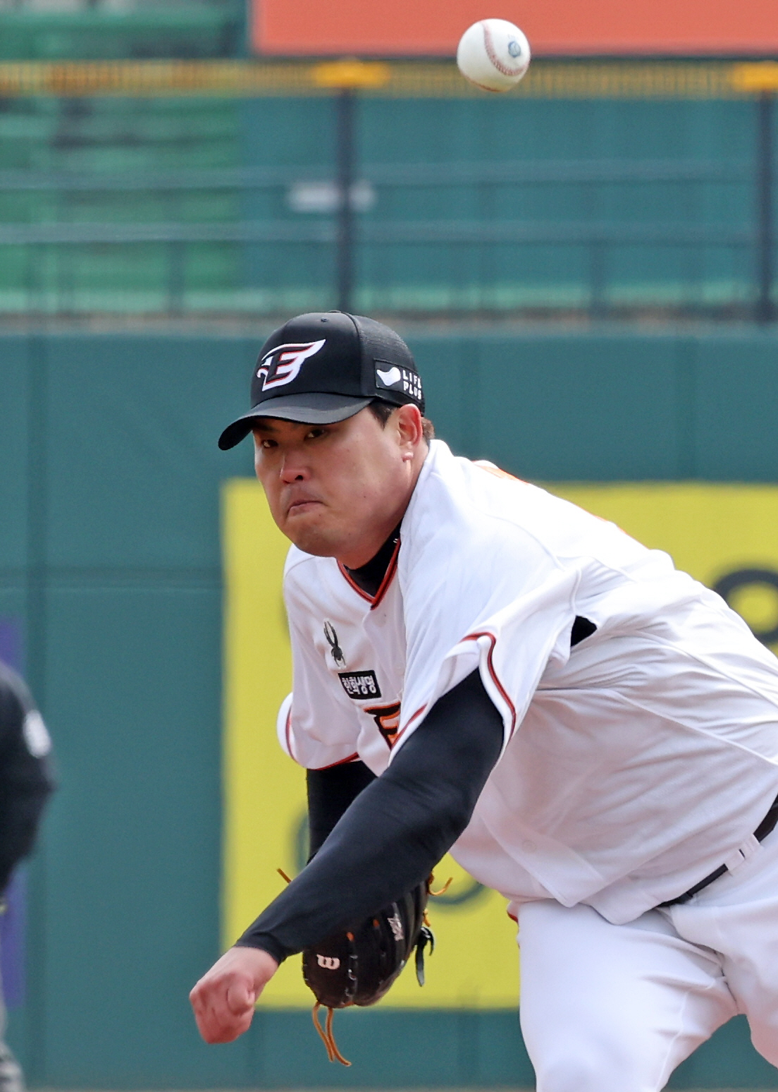 ▲7일 대전 한화생명이글스파크에서 열린 한화이글스 자체 연습경기에서 KBO로 복귀한 류현진이 힘차게 공을 던지고 있다.(연합뉴스)
