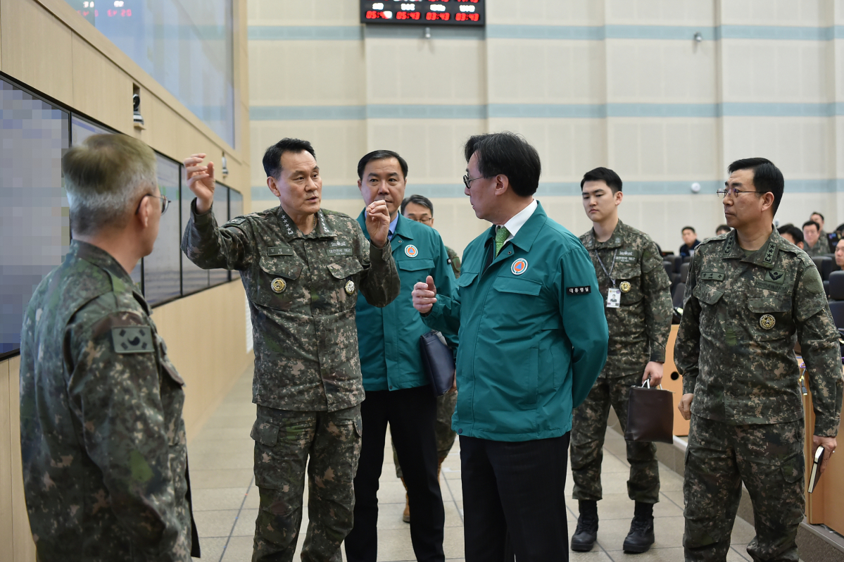▲장호진 국가안보실장은 13일 오전 전시지휘소인 B-1 문서고를 찾아 한미연합훈련 '자유의 방패'(FS) 연습 진행 상황을 청취하고, 연습에 참가 중인 합참 전투참모단 장병들을 격려했다. (사진제공=대통령실)