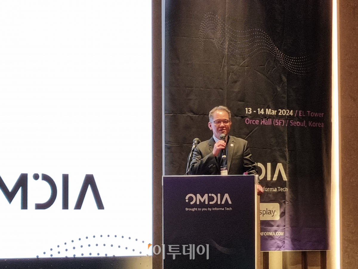 ▲데이비드 시에 옴디아 수석 리서치 디렉터가 13일 서울 엘타워에서 열린 ‘2024년 한국 디스플레이 컨퍼런스’(KDC)에서 발언하고 있다. (박민웅 기자 pmw7001@)