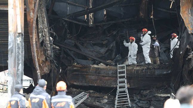 ▲지난달 6일 소방관 순직 화재 현장서 실시한 소방청 현장조사. 연합뉴스
