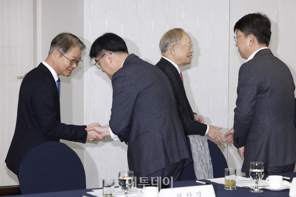 ▲이정식(왼쪽) 고용노동부 장관과 손경식 한국경영자총협회 회장이 14일 오전 서울 중구 한국프레스센터에서 열린 주요 기업 CHO 간담회에 참석하며 참석자들과 인사를 하고 있다. 조현호 기자 hyunho@