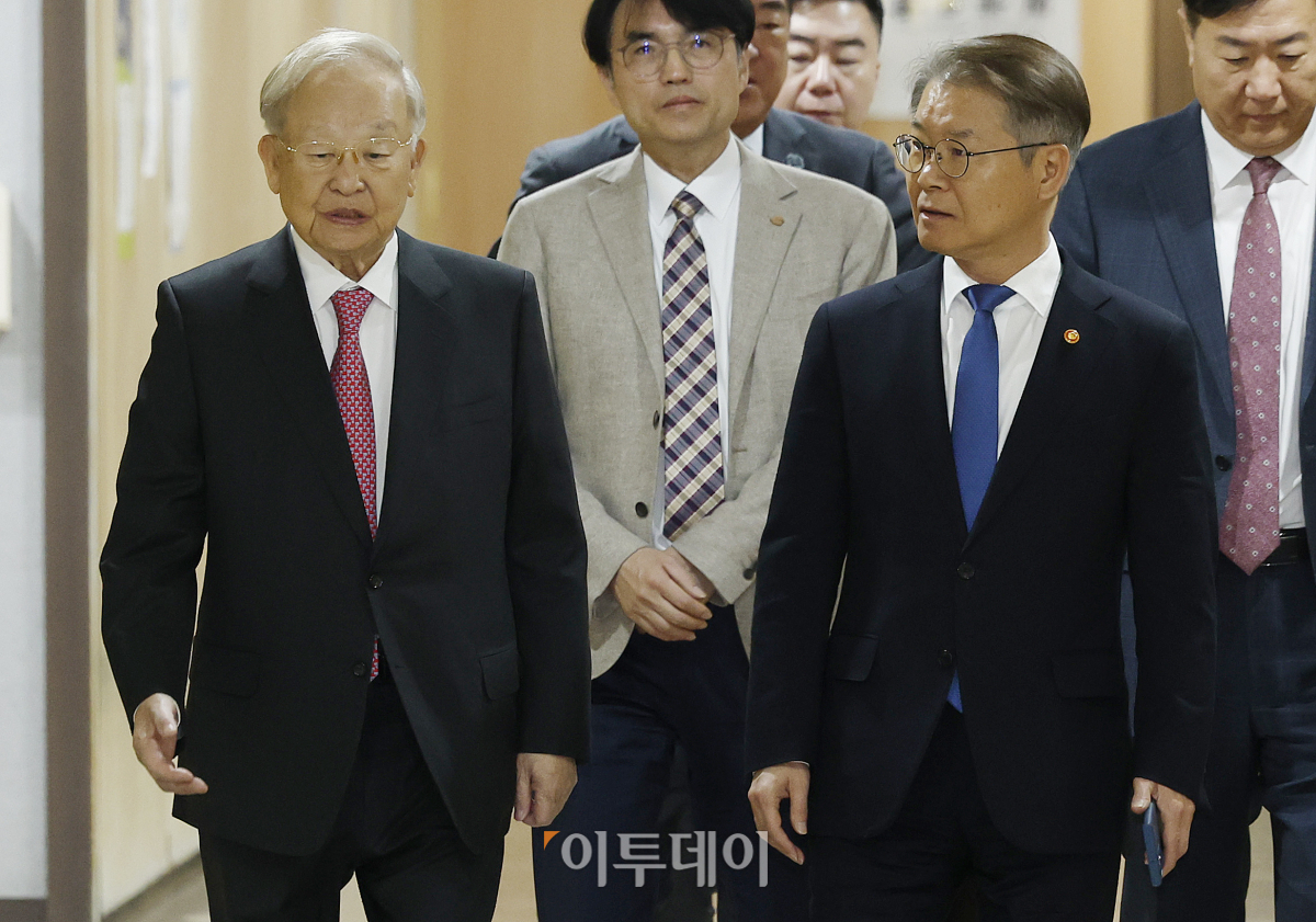 ▲이정식(오른쪽) 고용노동부 장관과 손경식 한국경영자총협회 회장이 14일 오전 서울 중구 한국프레스센터에서 열린 주요 기업 CHO 간담회에 참석하고 있다. 조현호 기자 hyunho@