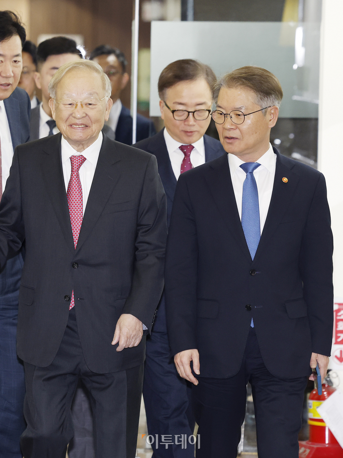 ▲이정식(오른쪽) 고용노동부 장관과 손경식 한국경영자총협회 회장이 14일 오전 서울 중구 한국프레스센터에서 열린 주요 기업 CHO 간담회에 참석하고 있다. 조현호 기자 hyunho@