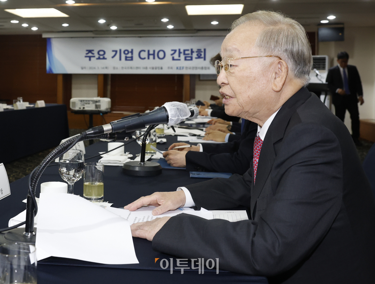 ▲손경식 한국경영자총협회 회장이 14일 오전 서울 중구 한국프레스센터에서 열린 주요 기업 CHO 간담회에서 인사말을 하고 있다. 조현호 기자 hyunho@