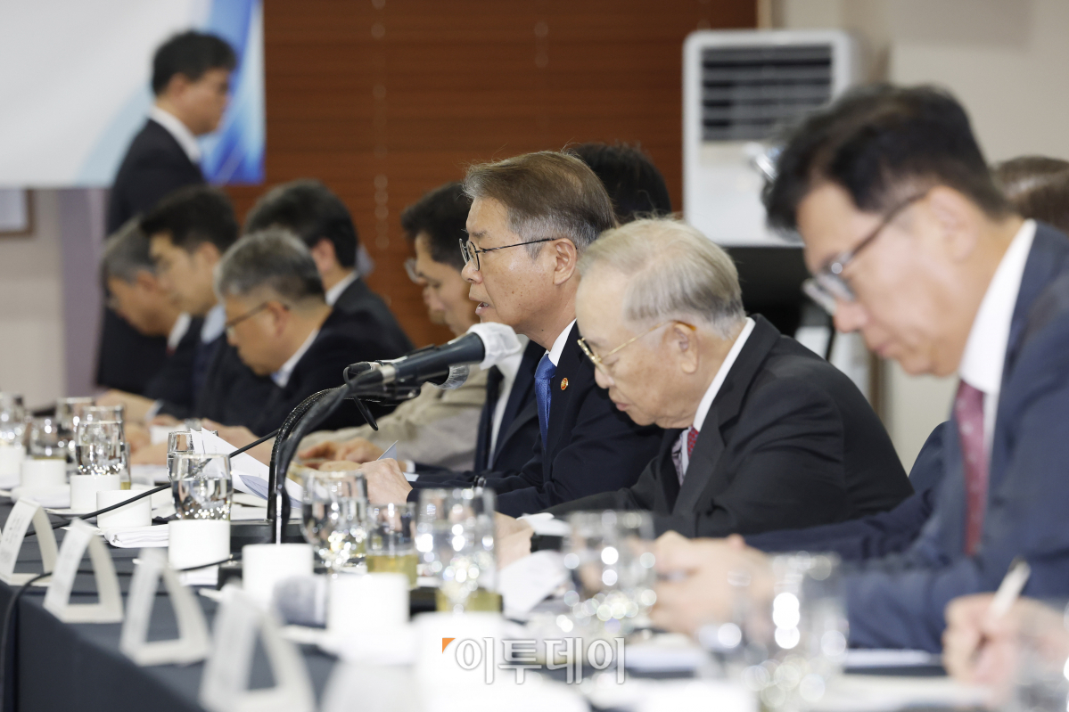 ▲이정식 고용노동부 장관이 14일 오전 서울 중구 한국프레스센터에서 열린 주요 기업 CHO 간담회에서 인사말을 하고 있다. 조현호 기자 hyunho@