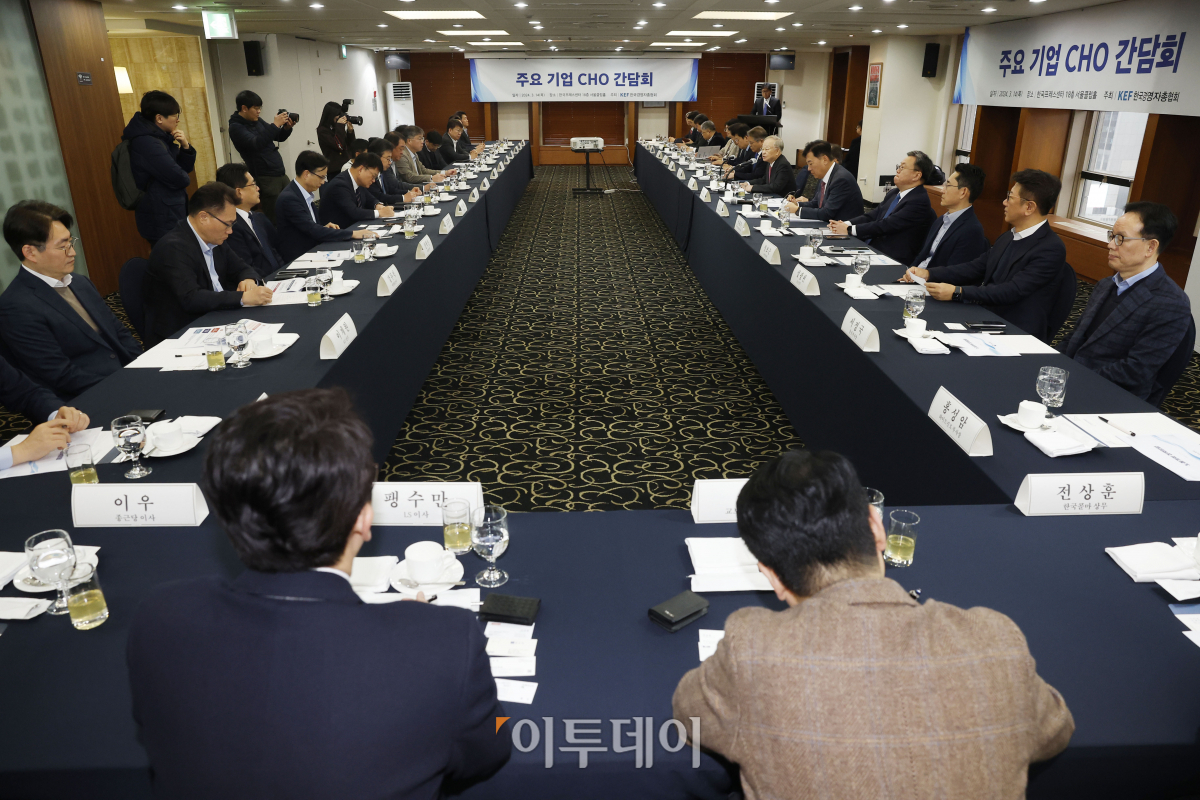 ▲손경식 한국경영자총협회 회장이 14일 오전 서울 중구 한국프레스센터에서 열린 주요 기업 CHO 간담회에서 인사말을 하고 있다. 조현호 기자 hyunho@