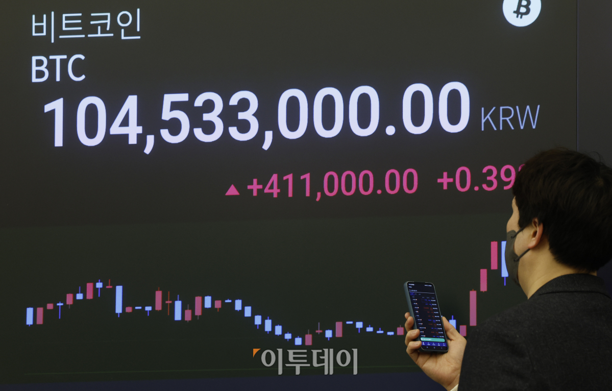 ▲가상화폐 비트코인의 가격이 연일 최고가 행진을 이어가는 14일 서울 강남구 업비트 라운지 가상화폐 시세 전광판에 비트코인 원화 시세가 표시되고 있다. 조현호 기자 hyunho@