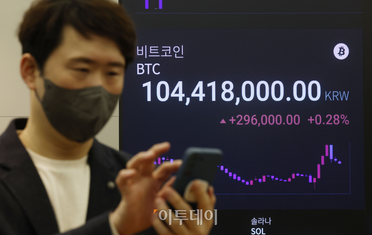 ▲가상화폐 비트코인의 가격이 연일 최고가 행진을 이어가는 14일 서울 강남구 업비트 라운지 가상화폐 시세 전광판에 비트코인 원화 시세가 표시되고 있다. 조현호 기자 hyunho@