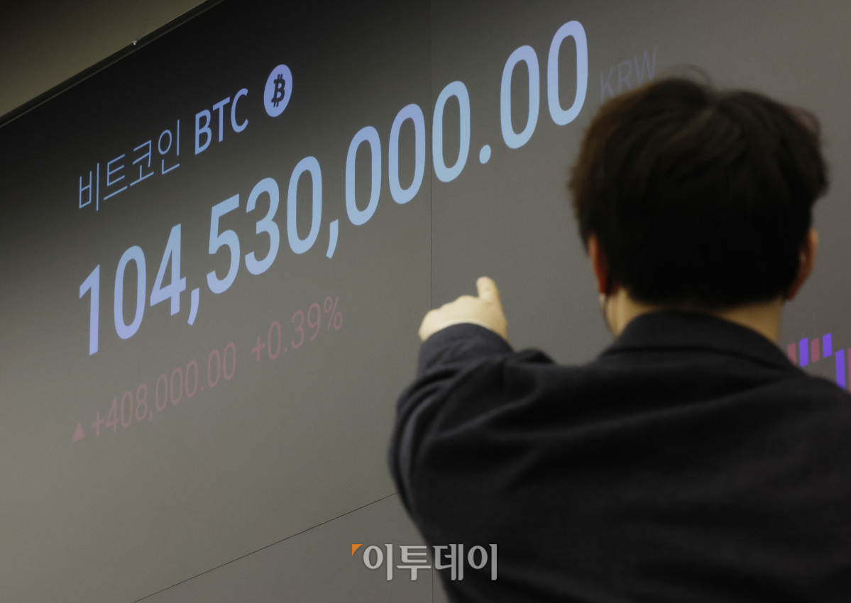 ▲가상화폐 비트코인의 가격이 연일 최고가 행진을 이어가는 14일 서울 강남구 업비트 라운지 가상화폐 시세 전광판에 비트코인 원화 시세가 표시되고 있다. 조현호 기자 hyunho@