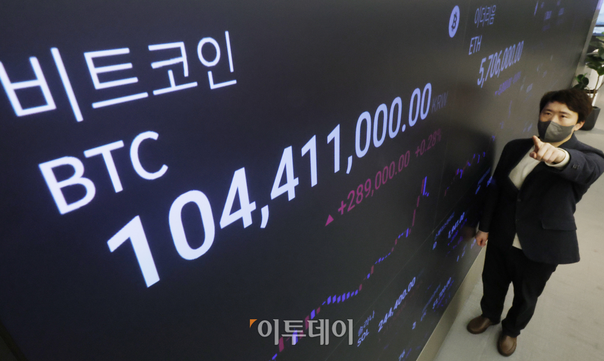 ▲가상화폐 비트코인의 가격이 연일 최고가 행진을 이어가는 14일 서울 강남구 업비트 라운지 가상화폐 시세 전광판에 비트코인 원화 시세가 표시되고 있다. 조현호 기자 hyunho@